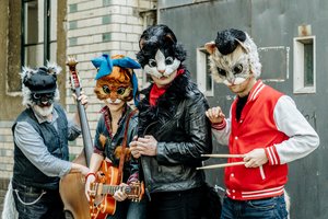 Kinderband Kool Katz mit Instrumenten und Katzenmasken