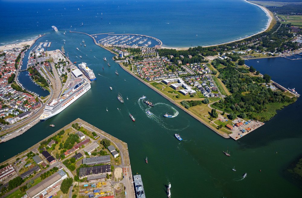 Luftaufnahme von Warnemünde Hafenausfahrt mit Schiffen auf der Warnow