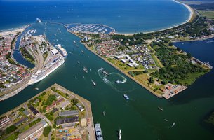 Luftaufnahme von Warnemünde Hafenausfahrt mit Schiffen auf der Warnow