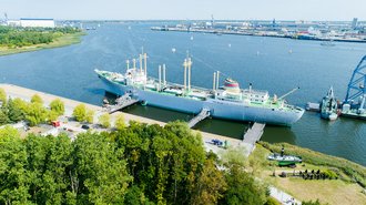 IGA-Parkt mit dem Traditionsmuseumsschiff