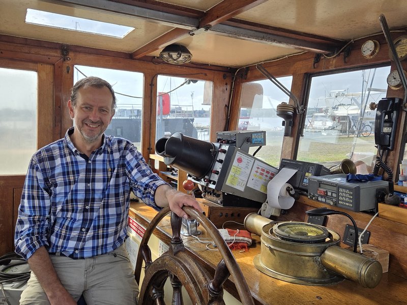 Steffen Schwarz, Kapitän der Albert Johannes am Steuer des Schiffes