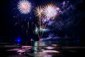 ein wunderschönes Feuerwerk über der Ostsee von Warnemünde zur Hanse Sail