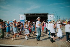 Line Dance auf der Hanse Sail