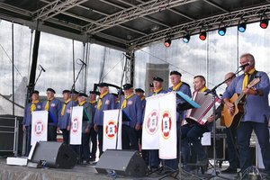 Shanty Chor Fischlänner Seelüd auf der Bühne zur Hanse Sail