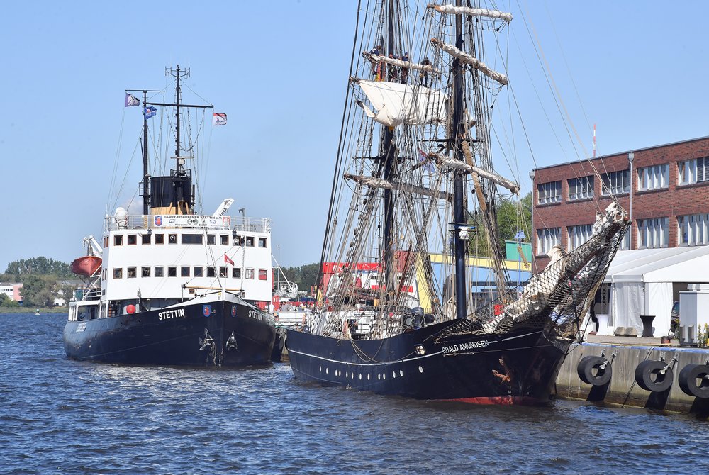 Fischereihafen in Rostock mit dem Dampfeisbrecher Stettin und dem Segelschiff Roald Amundsen