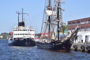 Fischereihafen in Rostock mit dem Dampfeisbrecher Stettin und dem Segelschiff Roald Amundsen