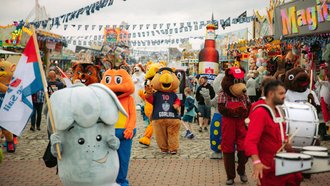 viele Maskottchen laufen über den Stadthafen und begrüßen große und kleine Gäste