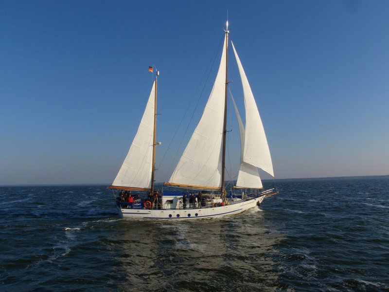 Zweimast Segelschiff mit weißen Rumpf