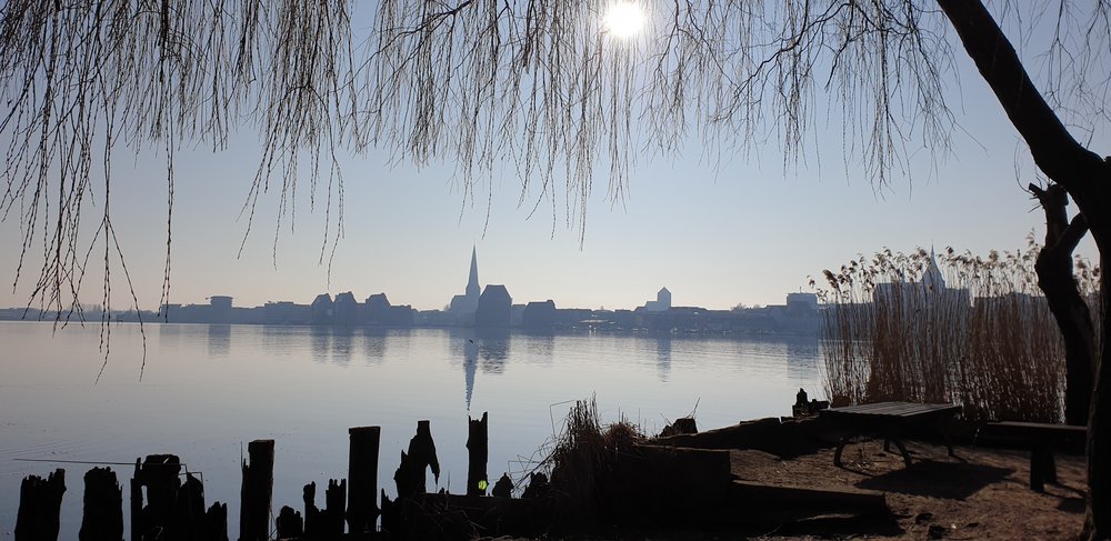 Gehlsdorfer Ufer mit Panorama der Stadt Rostock