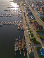 Luftaufnahme von Segelschiffen die an Kaikante liegen.