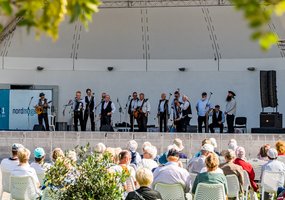 Shantychor zur Hanse Sail im Kurhausgarten in Warnemünde