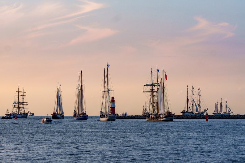 Segelschiffe auf der Ostsee an der Moleneinfahrt Warnemünde 