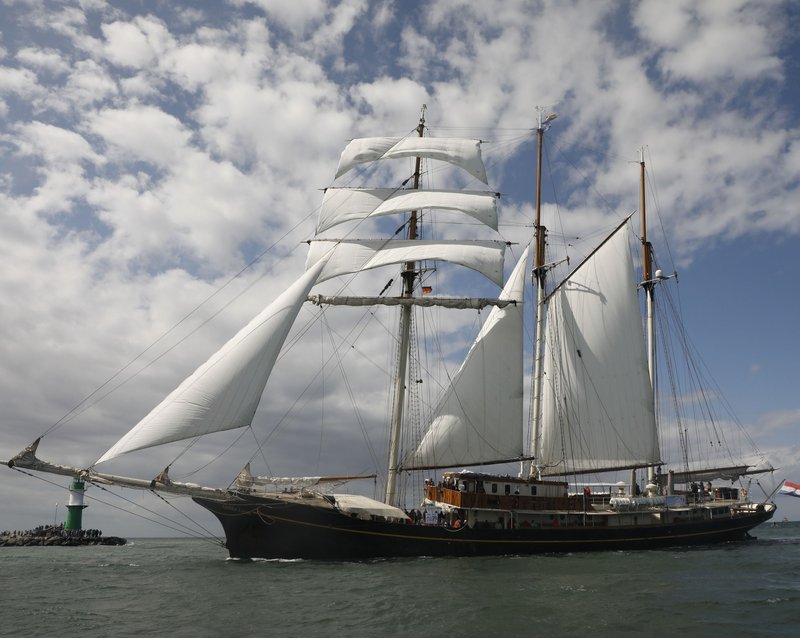 Gulden Leeuw bei einer Ausfahrt zur Hanse Sail