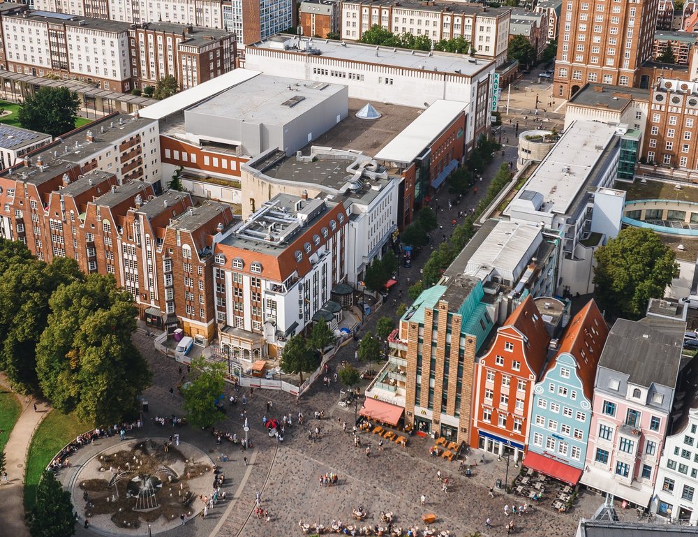 Luftbild der Innenstadt Rostocks mit dem Universitätsplatz und der Breiten Straße