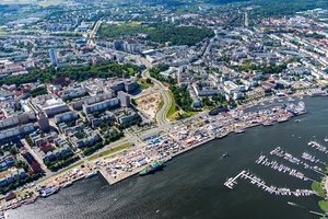 Luftbild von Stadthafen Rostock entlang der Warnow. 
