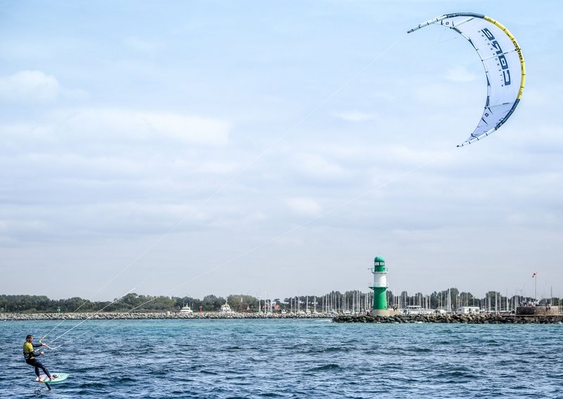 Kitesurfer auf der Ostsee vor Warnemünde