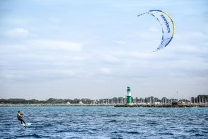 Kitesurfer auf der Ostsee vor Warnemünde