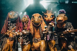 Die Kinderband Heavysaurus auf der Bühne