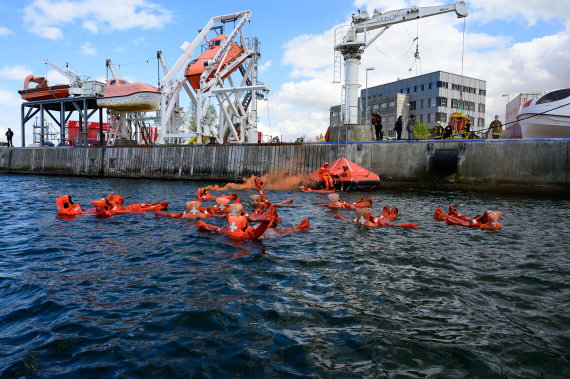 Rettungsübungen im Fischereihafen zur Hanse Sail
