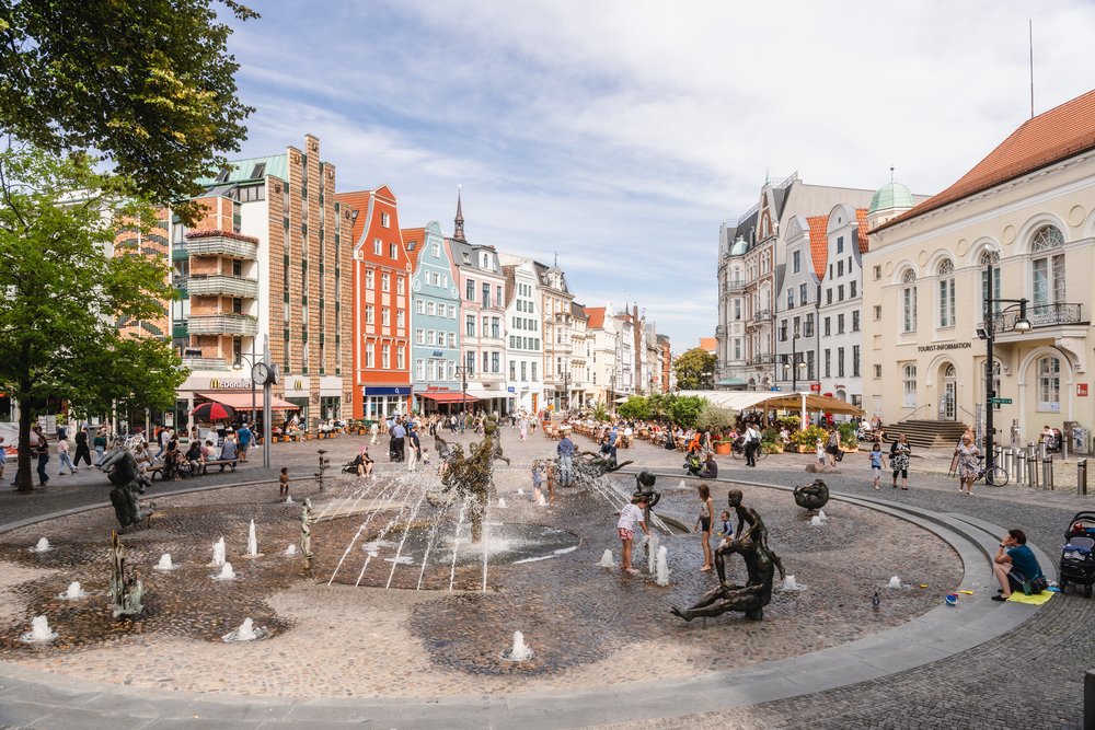 Spielende Kinder an Brunnen, in der Innenstadt von Rostock. 