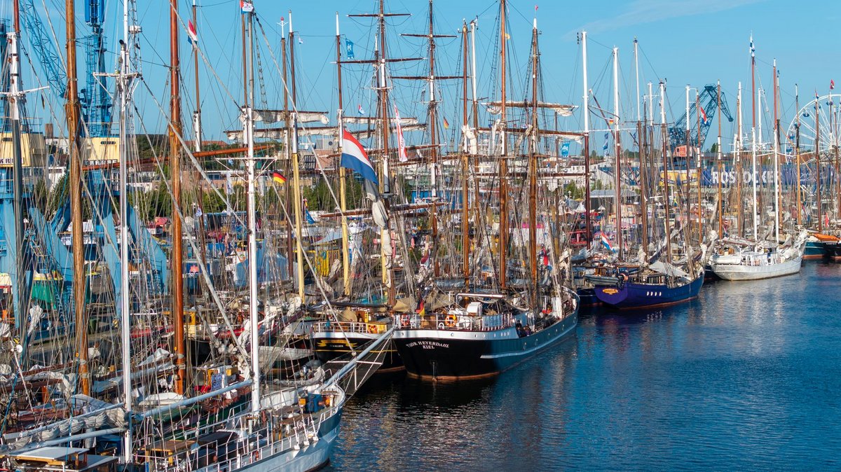 viele Traditionssegelschiffe liegen am Rostocker Stadthafen zur Hanse Sail
