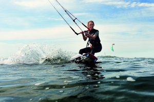 Kitesurferin vor Warnemünde