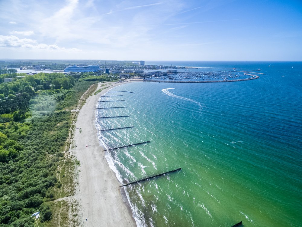 Luftaufnahme von Strand Markgrafenheide. Im Hintergrund Jachthafen Hohe Dühne
