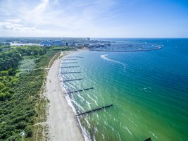 Luftaufnahme von Strand Markgrafenheide. Im Hintergrund Jachthafen Hohe Dühne